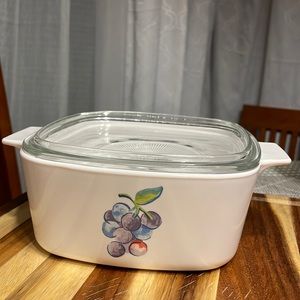 Vintage Corning wear grape 🍇pattern baking dish with lid.